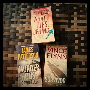 BUNDLE OF 3 novel's only read once💕